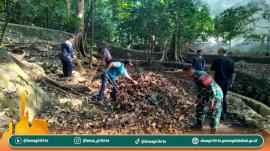 Pamong Kalurahan Giritirto Gotong Royong Bersihkan Area Tuk Ngeleng Susukan